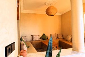 ein Wohnzimmer mit Couch und Tisch in der Unterkunft Little Beach House Sidi Kaouki in Sidi Kaouki