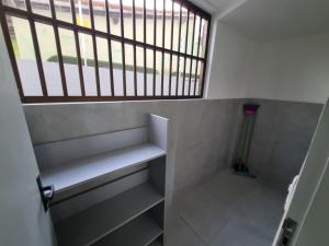 baño con ventana y estante en una habitación en RC FLATS apts 02 e 04, en Tamandaré 13 fotos más