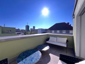 UP&GREAT Apartments - Stylish City Living的阳台或露台