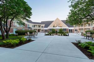 a walkway in front of a building at Four Points by Sheraton Buffalo Grove in Buffalo Grove