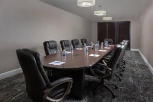 Zona business o sala conferenze di Four Points by Sheraton Orlando International Drive