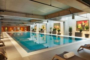 Bazén v ubytování Four Points by Sheraton Prishtina City nebo v jeho okolí