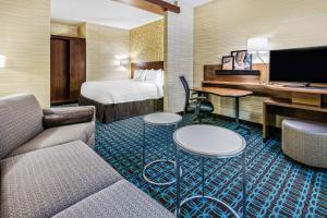 TV a/nebo společenská místnost v ubytování Fairfield Inn & Suites by Marriott Van
