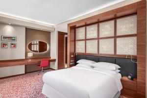 Una cama o camas en una habitación de Four Points by Sheraton Doha