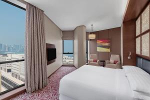 Una cama o camas en una habitación de Four Points by Sheraton Doha