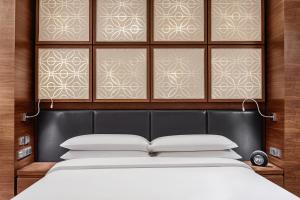 Una cama o camas en una habitación de Four Points by Sheraton Doha