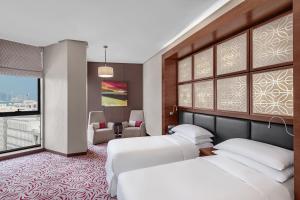 Una cama o camas en una habitación de Four Points by Sheraton Doha