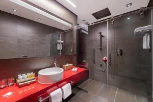 Un baño de Four Points by Sheraton Doha