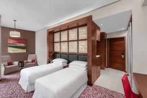 Una cama o camas en una habitación de Four Points by Sheraton Doha