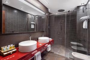 Un baño de Four Points by Sheraton Doha