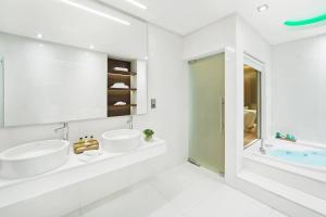 Un baño de Four Points by Sheraton Doha