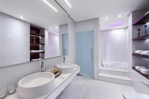 Un baño de Four Points by Sheraton Doha