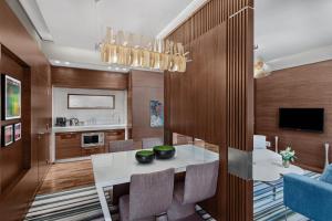 Una cocina o kitchenette en Four Points by Sheraton Doha