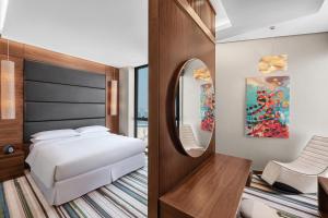 Una cama o camas en una habitación de Four Points by Sheraton Doha