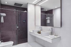 Un baño de Four Points by Sheraton Doha