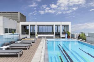 Piscina de la sau aproape de Four Points by Sheraton Doha