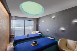 Una cama o camas en una habitación de Four Points by Sheraton Doha
