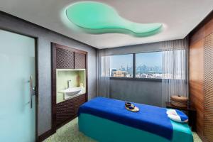 Una cama o camas en una habitación de Four Points by Sheraton Doha