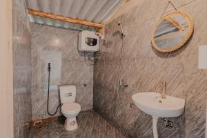 Bilik mandi di Cốm Homestay Bảo Lạc