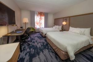 Giường trong phòng chung tại Fairfield Inn by Marriott Hazleton