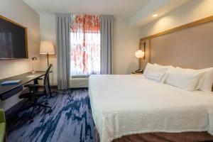 Giường trong phòng chung tại Fairfield Inn by Marriott Hazleton