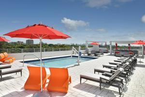 Kolam renang di atau dekat dengan Four Points by Sheraton Coral Gables