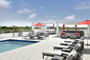 Bazén v ubytování Four Points by Sheraton Coral Gables nebo v jeho okolí