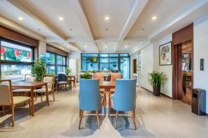 una sala da pranzo con tavolo e sedie di 南浔浔溪之畔民宿 a Huzhou
