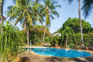una piscina frente a algunas palmeras en 24 Bofa, en Kilifi