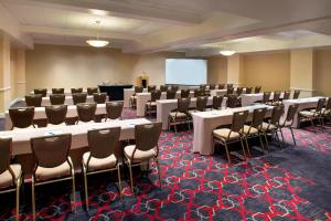 Área de negócios e/ou sala de conferências em Four Points by Sheraton Melville Long Island