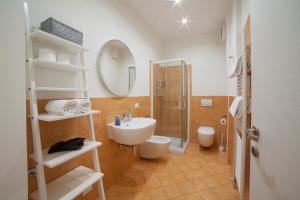 Un baño con lavabo, ducha e inodoro. en Appartamenti Museo, en Verona 50 fotos más