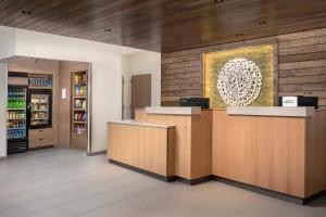 una hall con bancone e dipinto sul muro di Fairfield Inn & Suites by Marriott Knoxville Lenoir City/I-75 a Lenoir City Altre 18 foto