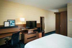 TV a/nebo společenská místnost v ubytování Fairfield Inn & Suites by Marriott Tacoma DuPont