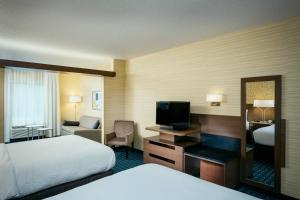 TV a/nebo společenská místnost v ubytování Fairfield Inn & Suites by Marriott Tacoma DuPont