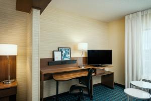 TV a/nebo společenská místnost v ubytování Fairfield Inn & Suites by Marriott Tacoma DuPont