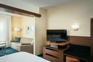 TV a/nebo společenská místnost v ubytování Fairfield Inn & Suites by Marriott Tacoma DuPont