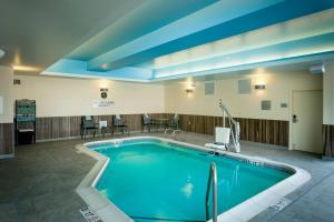 Bazén v ubytování Fairfield Inn & Suites by Marriott Tacoma DuPont nebo v jeho okolí
