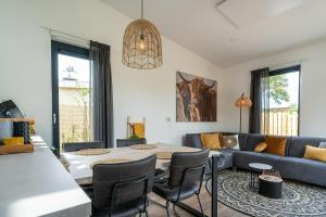 a living room with a table and a couch at Branding 104 - Het Oude Nieuwland Ouddorp NOT INTENDED FOR COMPANY OR WORK-RELATED STAYS in Ouddorp