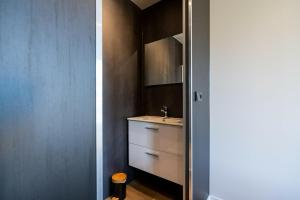 a small bathroom with a sink and a counter at Branding 104 - Het Oude Nieuwland Ouddorp NOT INTENDED FOR COMPANY OR WORK-RELATED STAYS in Ouddorp +36 photos