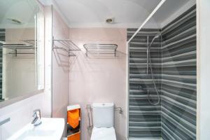 a bathroom with a toilet and a sink and a shower at Bel Appartement Terrasse Empuriabrava Nautic by Welhomy in Empuriabrava +12 photos