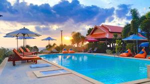 Bazén v ubytování Phumala Lanta Seaview Resort ภูมาลา ลันตา ซีวิว รีสอร์ท nebo v jeho okolí