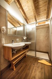 łazienka z umywalką i prysznicem w obiekcie Hotel Garni Ransburgerhof w mieście Flachau
