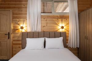 Ένα ή περισσότερα κρεβάτια σε δωμάτιο στο צימר לה מונטנייה +33 φωτογραφίες