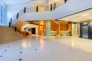 una hall vuota con una scala in un edificio di Four Points by Sheraton Medellín a Medellín