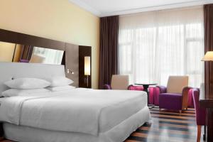 Rúm í herbergi á Four Points By Sheraton Le Verdun