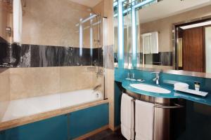 Baðherbergi á Four Points By Sheraton Le Verdun