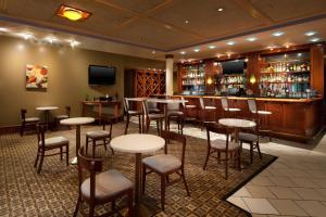 Lounge nebo bar v ubytování Four Points by Sheraton Bakersfield
