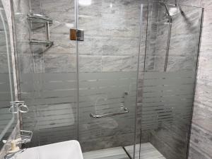 Koupelna v ubytování Seafront 2 Bedrooms flat