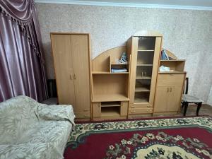 Un dormitorio con una cama y una estantería. en Nuri, en Karakol