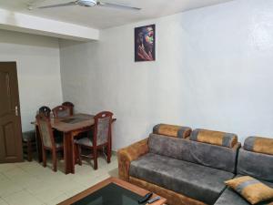 Кът за сядане в Tadagbe Appart Studio2